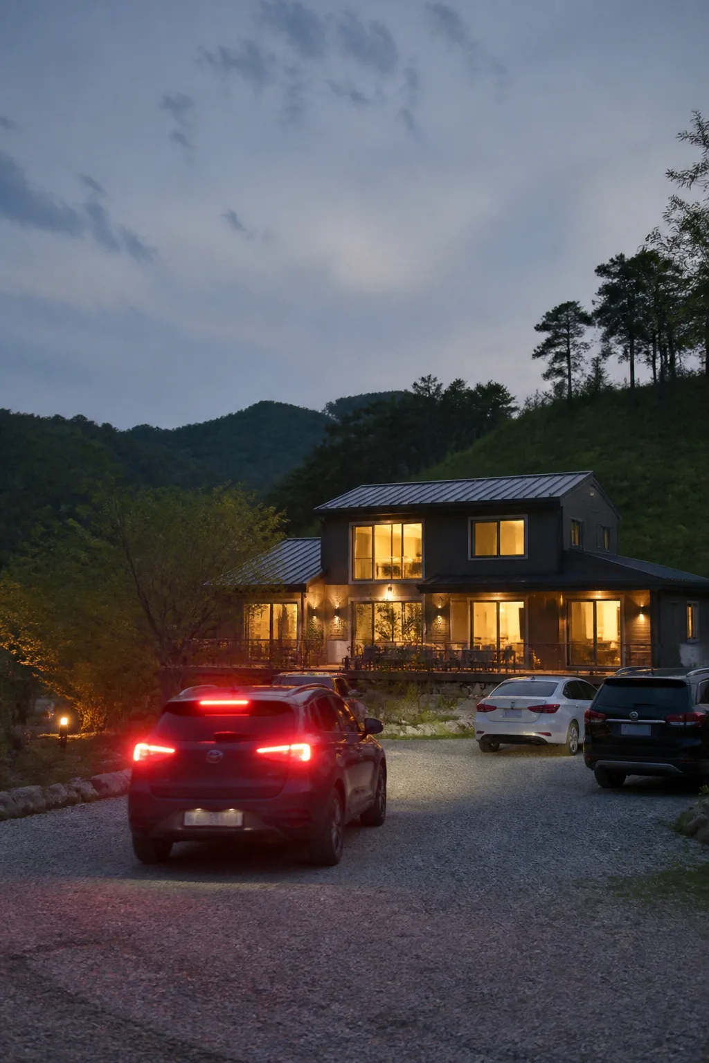 늦은 도착 일행과 주차 동선을 고려해 살펴보는 청주펜션의 저녁 모습