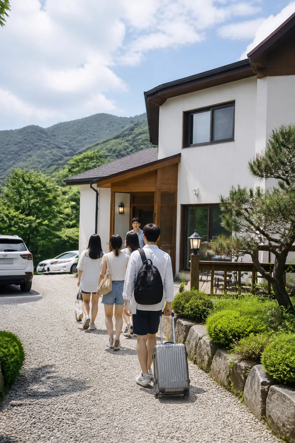 청주펜션 주변 동선과 주차장을 확인하는 가족·친구 여행객